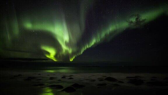 北极光在挪威北冰洋上空