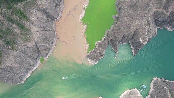 黄河河由绿变黄的鸟瞰图