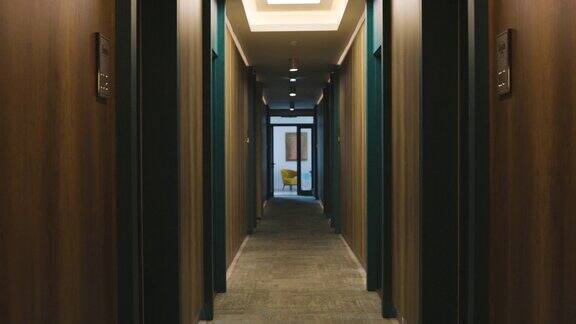 穿过酒店空荡荡的走廊走向房间