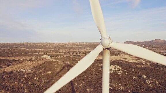 航拍的风车涡轮机旋转创造自然风能在山区