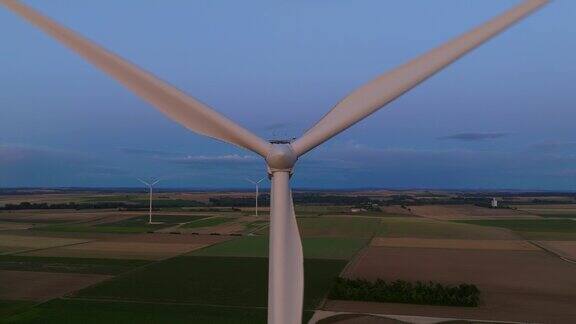 可再生能源可持续发展环保理念美丽的绿色景观和旋转的风力发电机美丽的白色风力涡轮机在夜间风景