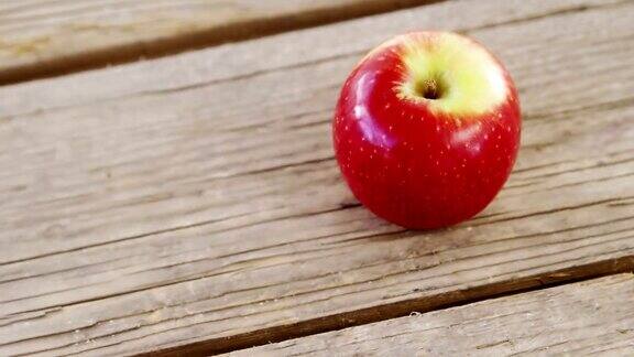 红苹果放在木板上