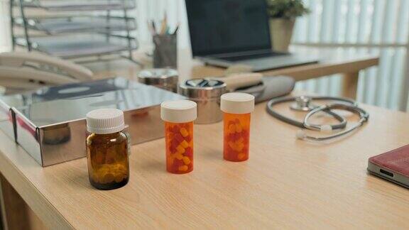医生桌上的药片和医疗设备