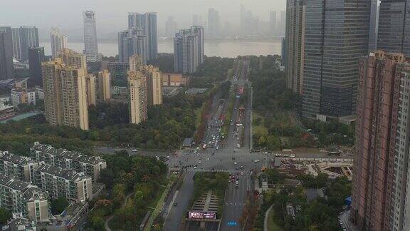 夜间飞行飞越杭州市中心交通街道江边航拍4k中国全景图
