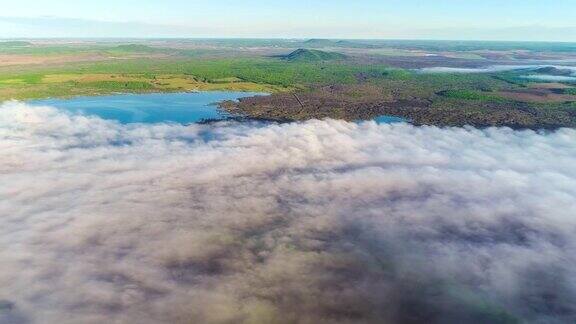 云海很低覆盖着火山湖