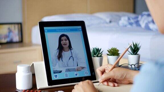 4k女病人使用视频会议通过平板电脑与医生进行在线咨询患者通过视频电话向医生询问病情和药物远程保健、远程医疗和在线医院