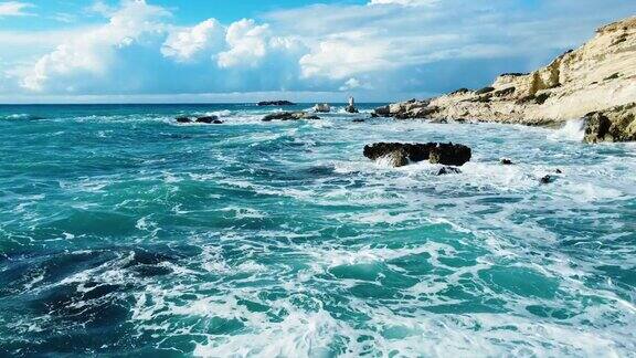 海岸上的海浪暴风雨天气中的岩石海岸海洋的鸟瞰图自然塞浦路斯