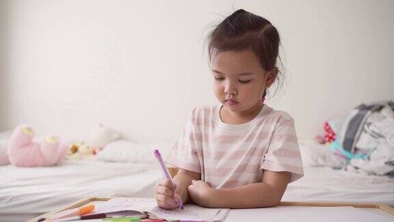 小女孩喜欢在家里用的纸上画画有色彩和艺术的孩子