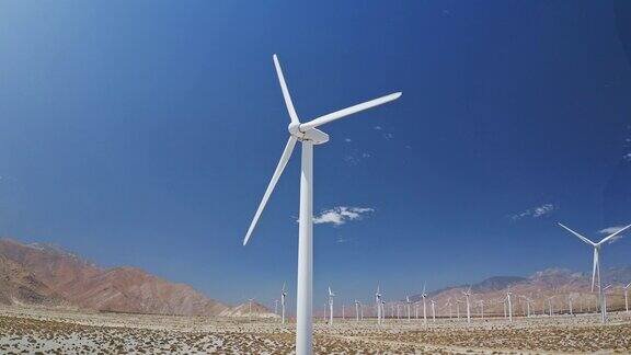 在沙漠中创造可持续能源的风力涡轮机农场
