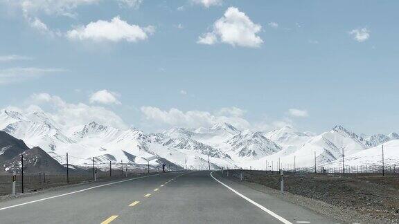中国新疆喀什帕米尔高原雪山和雪路