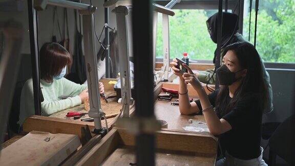4名亚洲女大学生在工作台上并排制作珠宝设计