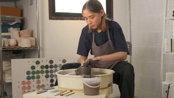 4K亚洲女雕刻家艺术家雕塑陶瓷车轮上的陶瓷工作室