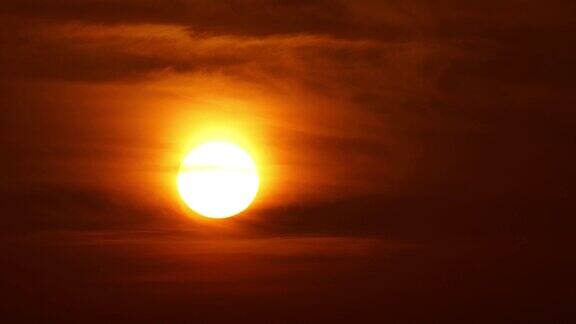 巨大的太阳从云层之间升起时间间隔为4k