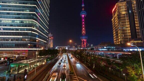 4K时间流逝:上海城市景观交通灯径沿路流动和东方明珠塔