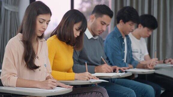 大学生在教室里学习和写笔记
