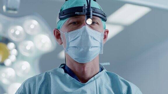 在医院手术室里专业外科医生打开外科手电筒看着摄像机
