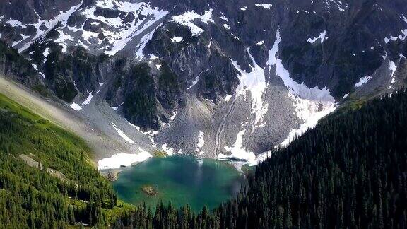 不列颠哥伦比亚省惠斯勒冰川湖和山脉的高空4K