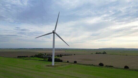 无人机航拍的风力涡轮机在农田里转动