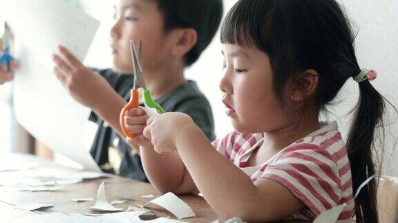 孩子在家学习剪纸