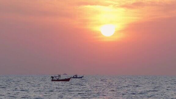 泰国芭堤雅海上的日落