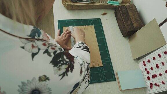 女艺术家正在剪纸