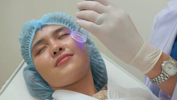皮肤科医生在美容诊所用激光治疗面部皮肤问题