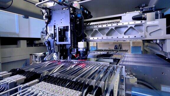 现代机器人机器上的电路板生产4k