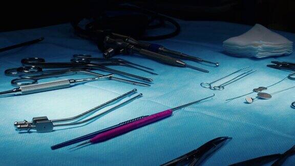 手术台上的医疗器械特写