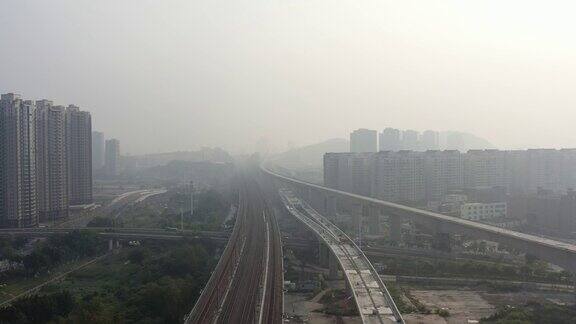 雾霾天气中的城市高架铁路
