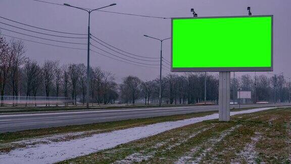 高速公路附近的绿色广告牌