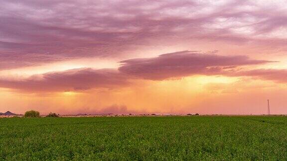 亚利桑那州凤凰城附近的大陆架云日落雷暴