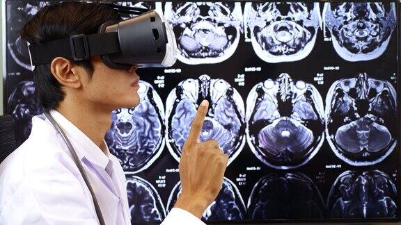 男性医生使用虚拟现实保健和医学概念