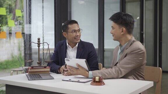 两位亚洲男性律师会面解释法律情况亚洲男性在b2b面试中工作网络或律师事务所协议侵犯版权