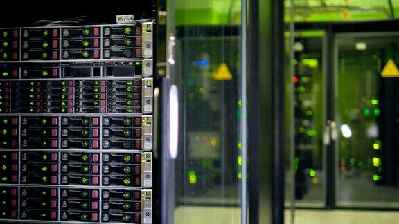 现代数据中心的大型服务器机架互联网技术4k
