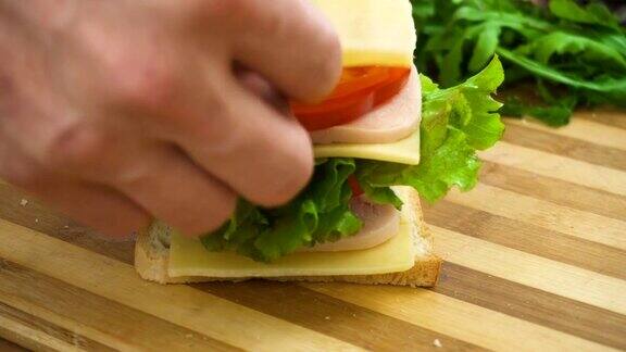 用白面包火腿沙拉西红柿做三明治
