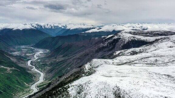 中国四川白雪覆盖的高原