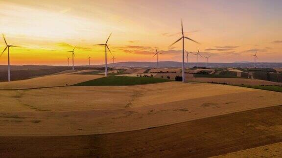 黄昏时分风力涡轮机在乡间旋转