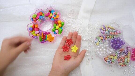 一套多色珠针线活孩子在家里做珠宝适合儿童和青少年的简单而有创意的手艺