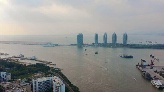傍晚时分海南岛三亚湾著名酒店航拍4k中国全景