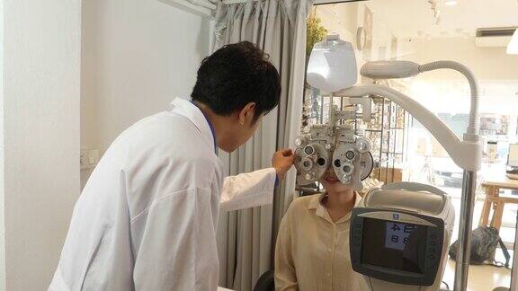 男验光师用机器检查女病人的视力