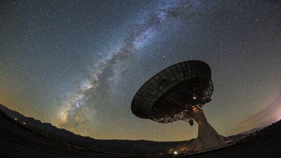 4K银河系夜时间经过巨型卫星碟形天线
