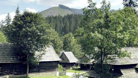 山谷中的中世纪木制村庄