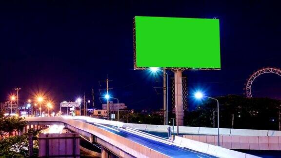 黄昏时分马路上的绿屏广告广告牌