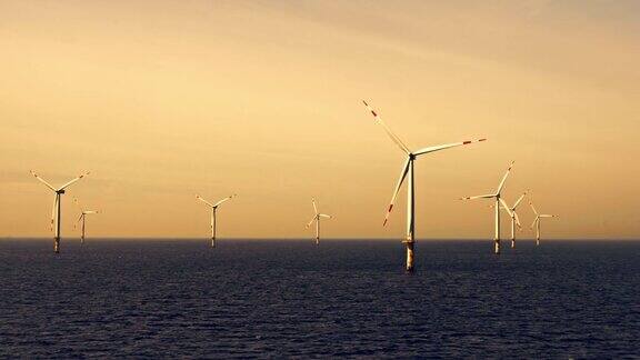 海上风力涡轮机在日落时旋转