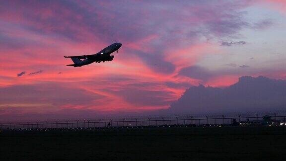 4K:飞机在黄昏起飞夕阳西下