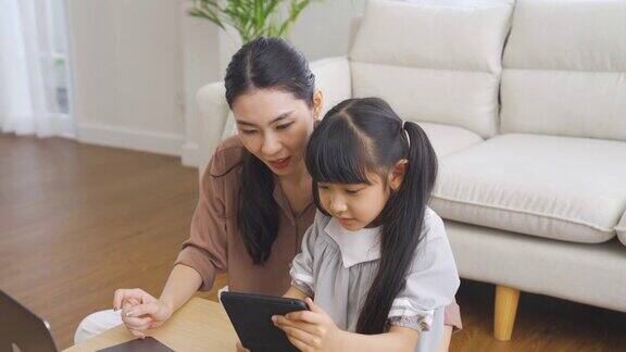 亚洲女孩和她妈妈在线学习