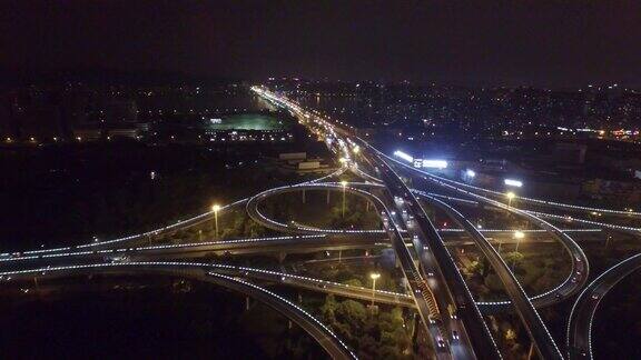 在现代城市的中城的道路交汇处的夜晚