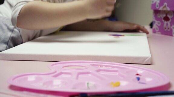 接近的孩子女孩绘画与粉红色调色板4k水彩画
