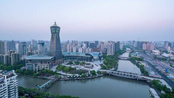 黄昏时分杭州市中心河上繁忙的交通与现代建筑的时间流逝