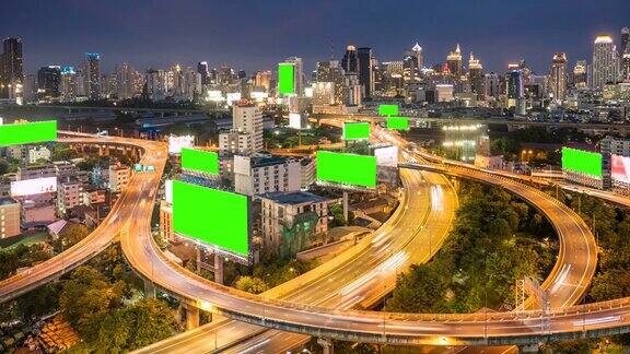 广告牌与绿色屏幕高速公路在黄昏色度键